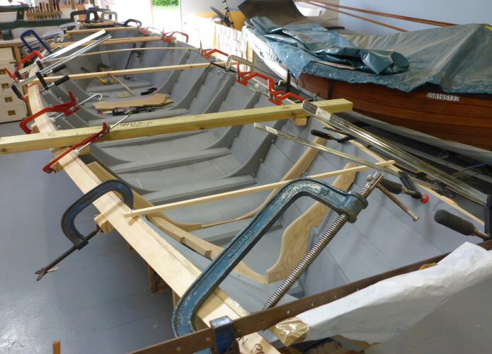 Gandelow_15-foot_Step-07-2_Steam-and-fit-gunwales_Port-clamps-at-stern