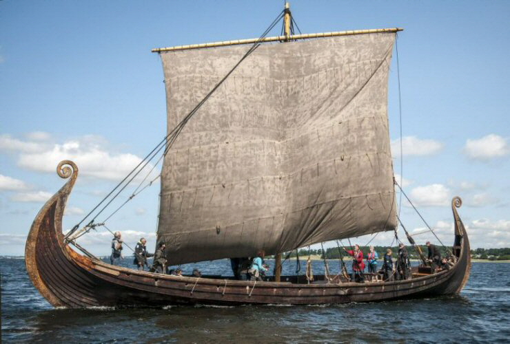 Viking-Oseberg-Ship_Reconstruction-Sailing_740